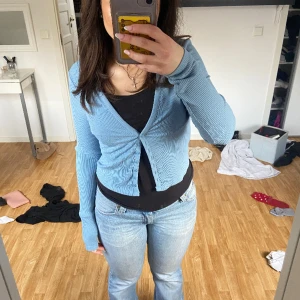 blå kofta - jättefin blå tunn kofta, perfekt till sommaren🩵