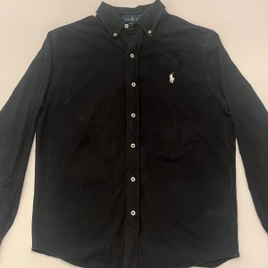 Ralph Lauren Skjorta - Svart skjorta från Polo Ralph Lauren i storlek L. Tveka inte på att fråga om du har någon fråga.