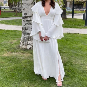 Plisserad balklänning - Vit superfin plisserad balklänning, endast använd vid ett tillfälle😅fick många komplimanger om klänningen!! (Är 1,71 lång) Skriv för mer information🥰