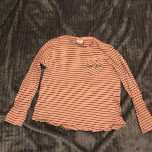 Tröja - Randig svart och rosa tröja med hjärt ficka