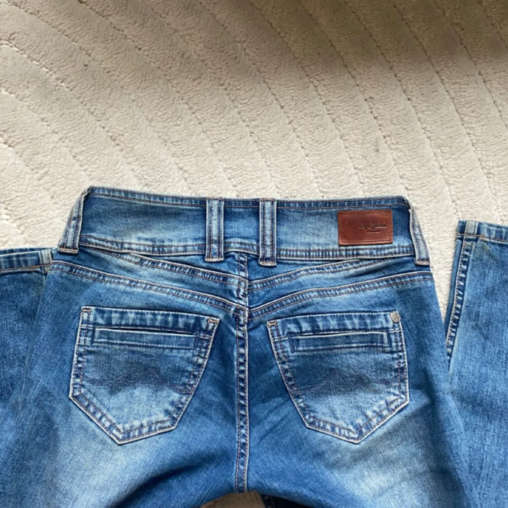 Säljer dessa skit coola Pepe Jeansen! De är i modellen straight och passar mig som är 160, hör av er vid mer frågor❤️. Jeans & Byxor.