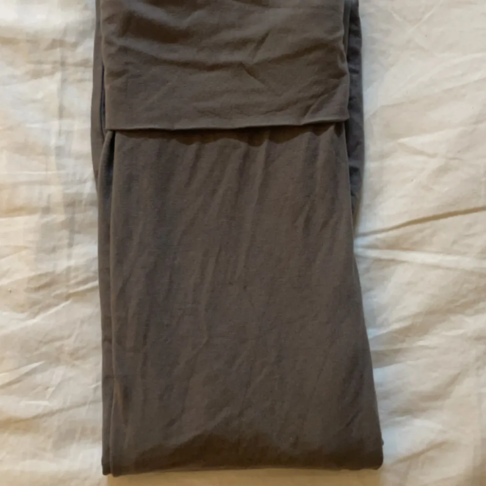 Folded flare byxor i färgen grey storlek XS från lager 157. Bara testat men ej använt.. Jeans & Byxor.