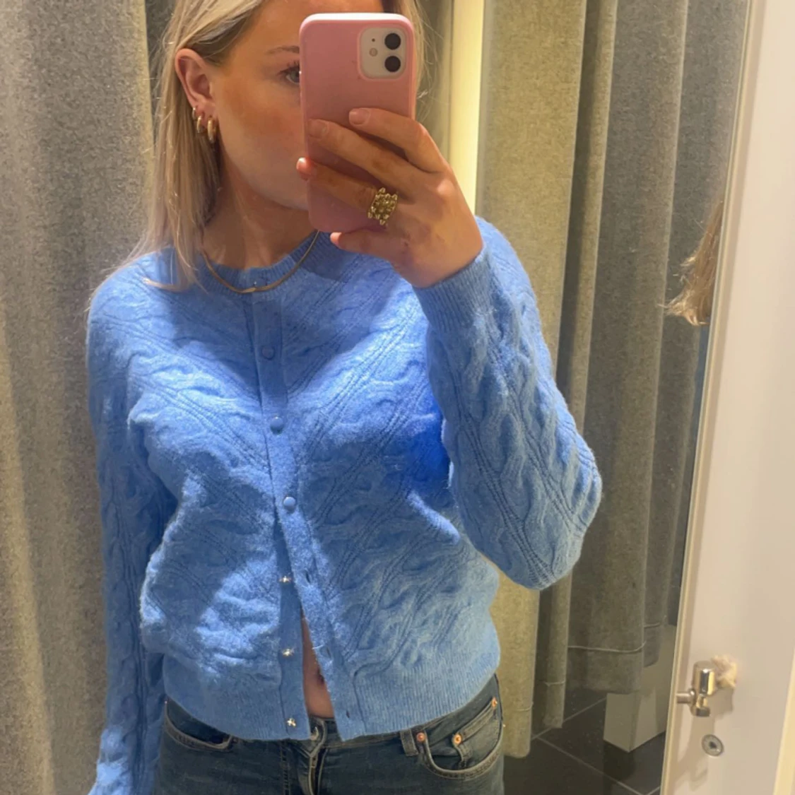 Blå stickad kofta 