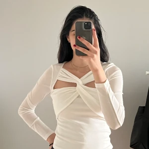 Vit skimmrig topp från BikBok - Supersnygg topp som passar perfekt för utgång och fina middagar 😍