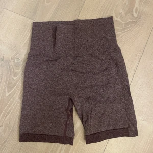 Gym shorts  - Gym shorts ifrån SHEIN som är väldigt sparsamt använda. Formar rumpan väldigt fint med en Scrunch och skuggor nedanför rumpan, kom privat för fler bilder 💕