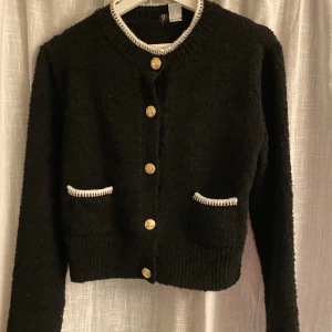 Old Money kofta - Världens finaste och skönaste kofta från H&M i strl M med oldmoney vibes i lite ”nopprigt” material! Använd ca 5 gånger ❤️ skriv för fler bilder 