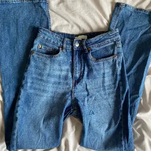 Blåa jeans från hm. Säljer på grund av att de inte kommer till användning längre. Använda fåtal gånger💕