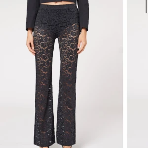 Spetsbyxor - Säljer dessa populär spetsbyxor med inbyggda ”shorts” från Calzedonia.💞 Använda en gång, men säljer pågrund av att de inte är min stil. Väldigt bra skicka!✨