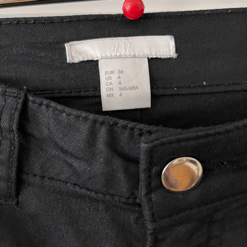 Svarta skinnyjeans från H&M i storlek 36. Lite coatade. Stretchigt material. Använda ett fåtal gånger, i bra skick. Bara att fråga om det är något du undrar! Kan mötas på Järntorget i Göteborg eller skicka, köparen står för frakt.. Jeans & Byxor.