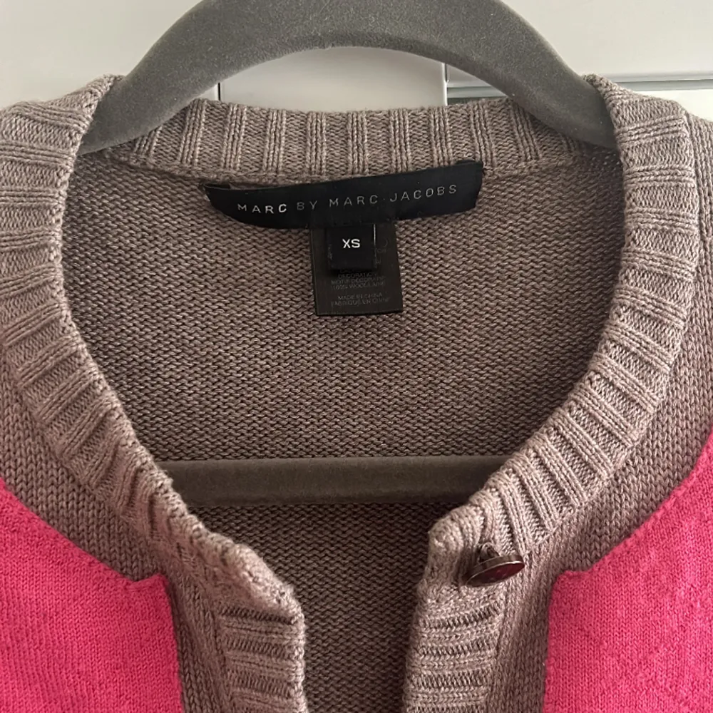 Kofta från Marc Jacobs. Xs men funkar även för S. Som inte går att få tag på. 🥰🥰🥰. Neuletakit & Villapaidat.