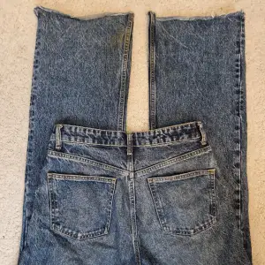 Bra sittande jeans som verkligen gör att rumpan ser bra ut! ❤️ Har en liten fläck på benet som borde gå bort i tvätten, därav nedsatt pris! Annars är allt i toppskick!