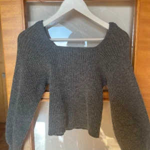 Tröja - Säljer denna jätte fina tröja som sitter tajt vid magen och bröstet och armarna är vida, den är i storlek s men den sitter jätte fint på mig som har storlek xs
