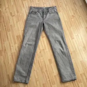 Ett par jättefina gråa jeans den Gina. Väl använda men fortfarande i gott skick.  Kan diskutera pris