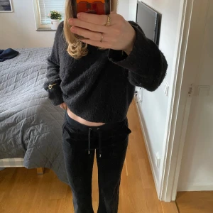 Juicy couture byxor  - Säljer dessa fina mjukisbyxor från juicy couture! I jättefint skick utan defekter, använt ett fåtal gånger! Jag är 175cm lång för referens!💕Nypris 1200kr