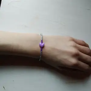 Handgjorda elastiska armband<3  Säg bara hur långt(cm)jag ska göra så fixar jag! På sista bilden ser du vilka färger jag har på hjärtanen☺️