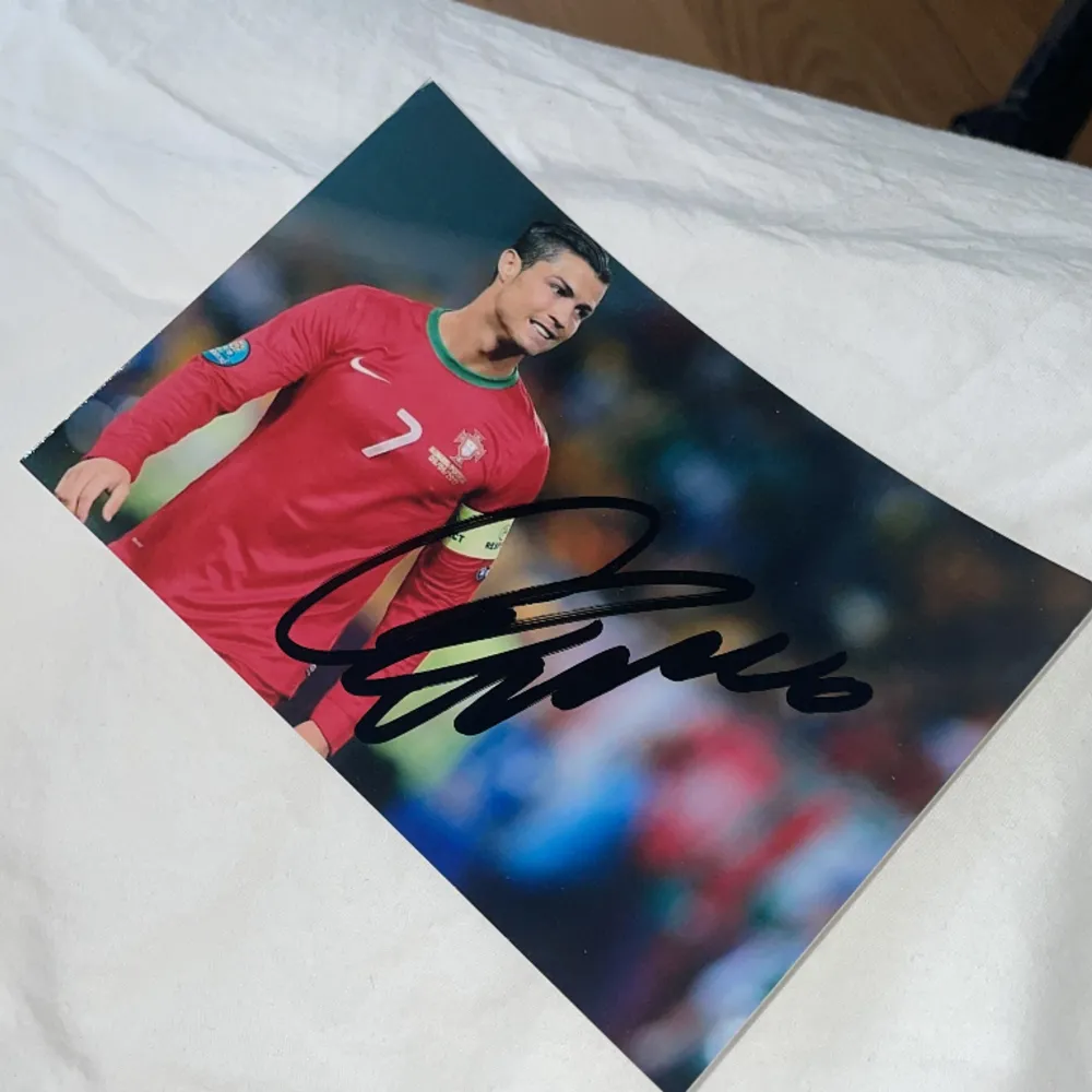 Köpte en signerad autograf bild av Ronaldo förra året. Säljer den nu för 1/3 av priset. . Accessoarer.