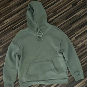 Grön hoodie - En fin grön hoodie i bra skick. Den säljs då den är lite för liten för mig. Vid frågor eller funderingar är det bara att höra av sig, tveka inte💓
