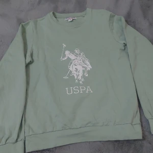 Ralph Lauren tröja - Ralph Lauren tröja i grön. Stl S. Super snygg använts knappast. Anledningen till att jag säljer är för att jag inte använder den.