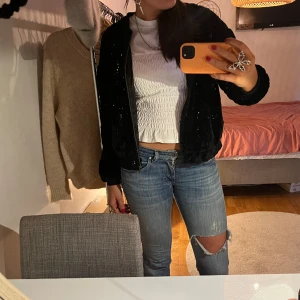 Svart pälskofta med paljetter - Säljer denna supersnygga och unika pälskoftan med paljetter!💓