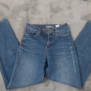 Jeans från kappahl - Supersnygga jeans från Kappahl. Stl 34. Köptes för 500. Bra skick lite korta för mig som är 165.