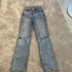 Hlgmodjade jeans med hål från bikbok