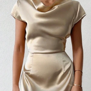 festklänning  - Klänning i champagne färg. Nytt skick i storlek S🍾 Skriv vid intresse så skickar jag gärna fler bilder