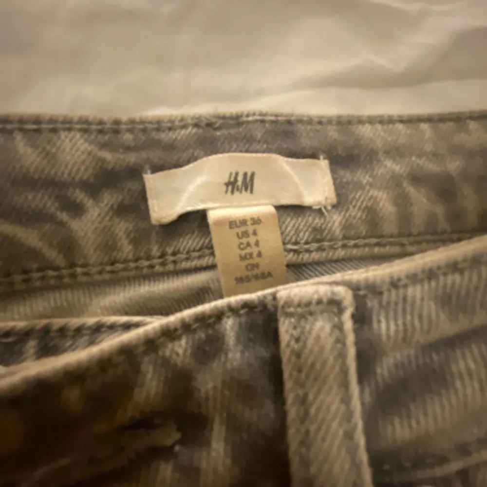 Fina gråa jeans från hm i storlek 36. Jeans & Byxor.
