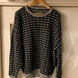 Stickad tröja  - Mörkblå stickad tröja  Gott skick 
