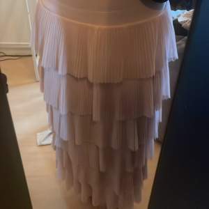 En rosa volang kjol från h&m. Säljer för den inte kommit till andvändning. Den är i storlek 34 dam.💗💗