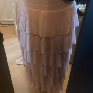 En rosa volang kjol - En rosa volang kjol från h&m. Säljer för den inte kommit till andvändning. Den är i storlek 34 dam.💗💗