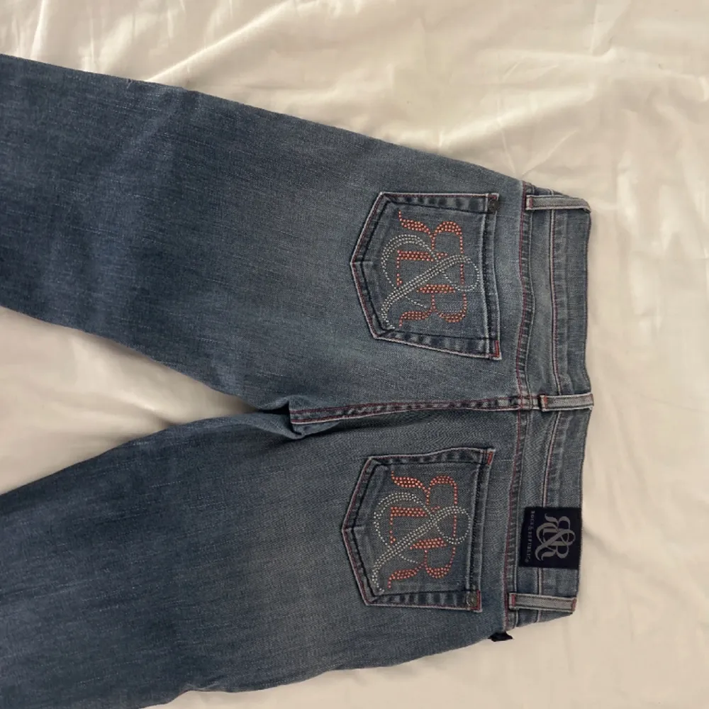 Så snygga lågmidjade jeans med fina detaljer på fickorna💗 Bra skick💕 Köpta här på plick men tyvärr för stora i midjan för mig💕 Bilderna är lånade från förra säljaren💗 . Jeans & Byxor.