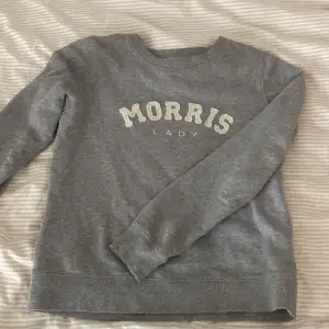 Säljer denna gråa Morris tröjan i super fint skick.