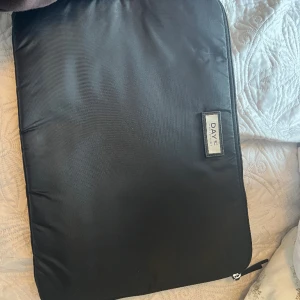 Day datafodral 15 tum - Super fin, som helt ny. Jag har köpt en mindre dator och därav behöver jag inte denna längre ☺️💞