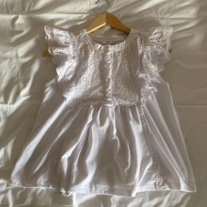 Vit blus🥰 - Säljer denna superfina blus från Mango som tyvärr inte kommer till användning. Har endast använd blusen ett fåtal gånger och blusen har då inga tecken på användning.