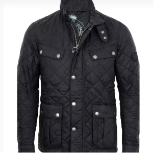 Baubor jacka  - Väldigt bra skick! Säljer den pågrund av kommer inte till andväning av den personligen. Väldigt skön o du kan matcha till mycket. Tycker du något om priset så skriv i dm så kan vi lös de! 