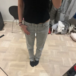 Lågmidjade jeans - säljer dessa superfina lågmidjade straight jeansen från gina, fint skick