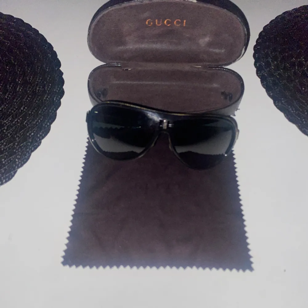 Hej! Säljer nu ett par Gucci solglasögon. Tror inte som är äkta. Kan tänka mig byten. Övrigt.