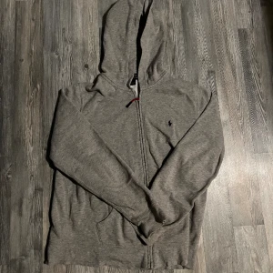 Ralph lauren zip - Ralph lauren zip i hyfsat skick (7/10). Vårat pris 249. Storlek M passar S. Tveka inte att höra av dig vid eventuella frågor!👍🏼
