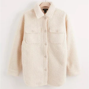 Naturvit teddyjacka - En snygga naturvit teddyjacka från Lindex, i storlek xs. Bra skicka