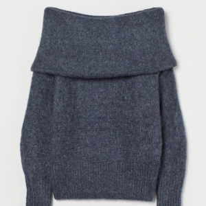 Off-shoulder - Säljer denna fina tröja från hm i storlek S. Använd väldigt fåtal gånger. Pris kan diskuteras 