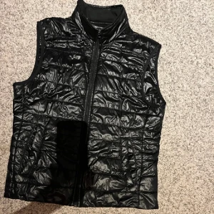 Michael kors väst - En fräsch michael kors väst i perfekt skick. Den är bra nu till våren och passar till allt. 