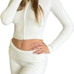 Catania  - Ett vitt Catania sätt. Jätte populärt. Helt slutsålt på hemsidan. köpte storlek s vilket är lite förstort för mig. Brukar ha 34 eller 36 i byxor. Men tröjan passa mig som brukar ha xs och s. Kom med bud. Kan även tänka mig byte!! Nästan oanvänd. 