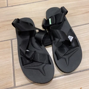 oanvända suicoke sandaler! - säljer ett pqrboanvända suicoke sandaler! inköpspris runt 1500kr! 🖤 
