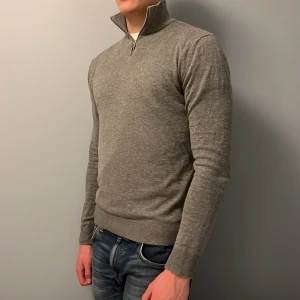 Jack & Jones quarter zip - Jack & Jones quarter zip - Storlek M Herr - Skick 8/10 - Jag är 191 cm lång och väger 86 kg
