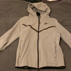 Nike tech - Denna nästan helt oanvända Nike techen säljer jag för att den inte passar min nya stil. Knappt andvänd och är i topp skick!