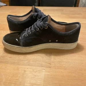 Lanvin skor - Marinblå Lanvin skor i storlek 42 säljs! Några defekter på skorna finns och därav priset. Skicka ett meddelande för fler bilder eller prisförslag. Pris kan diskuteras!