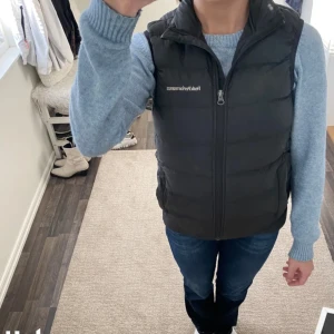 Väst - Säljer min jättesnygga Peakperformance väst som är använd cirka 3 gånger i storlek xs. Inga tecken på användning. Nypris: 1200kr. Skriv för frågor❤️