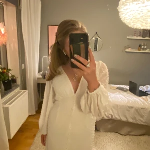 Vit sommarklänning  - Säljer min jättefina klänning som är perfekt till konfermation, student, skolavslutning och liknande 💘 Endast använd en gång!! Bara att fråga om fler bilden önskas! 