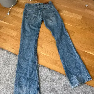 Low/Mid Waits jeans från lee, jättefina och långa på mig som är 170 lång! Storlek W29 L34 och skulle säga att de sitter som en S/M! Hör av dig om du har fler frågor ❤️🙏
