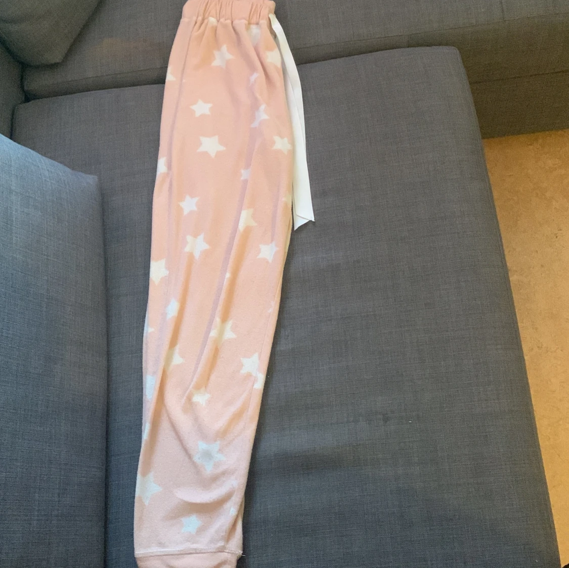 Ljus rosa pyjamasbyxor med vita stjärnor på - 91